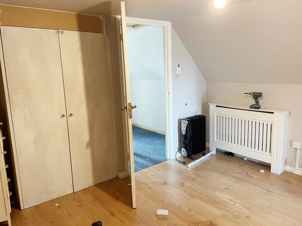 Lot: 175 - SPACIOUS MAISONETTE IN NEED OF UPDATING AND REFURBISHMENT -
